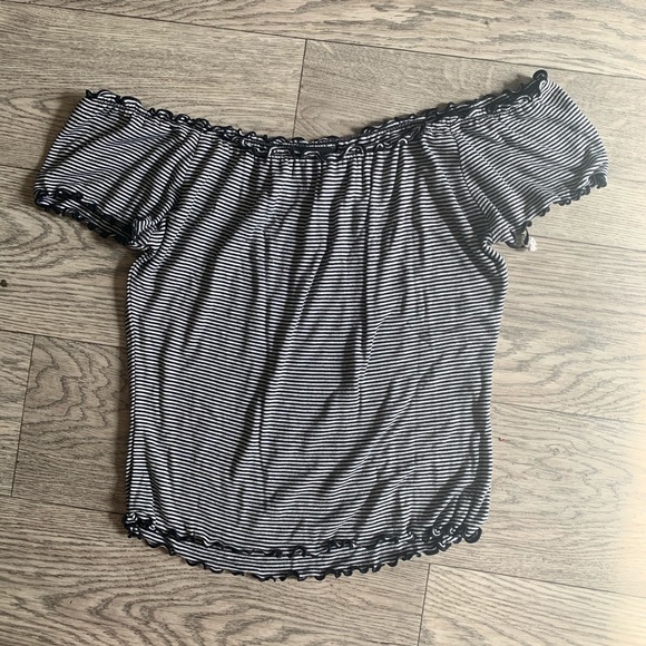 Forever 21 Tops - Forever 21 Striped ruffle top